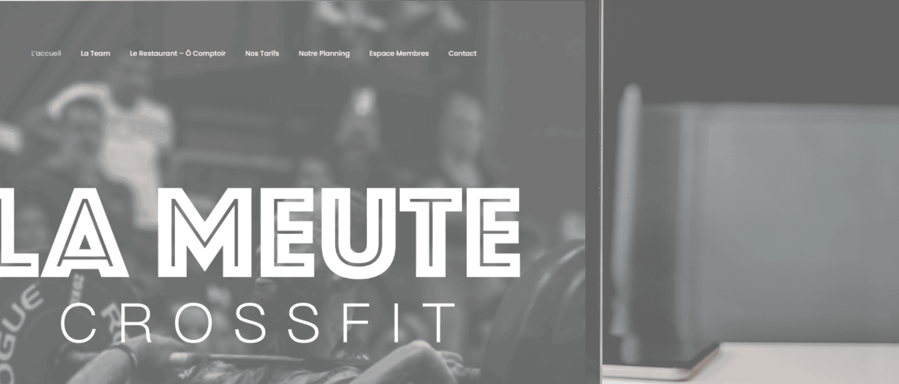 Site web La Meute CrossFit flou arrière-plan — création WordPress graphiste freelance Nîmes
